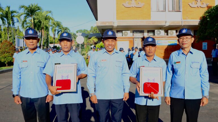 Perumdam THB Gelar Upacara Bendera Sekaligus Pelepasan Pegawai Purna Tugas