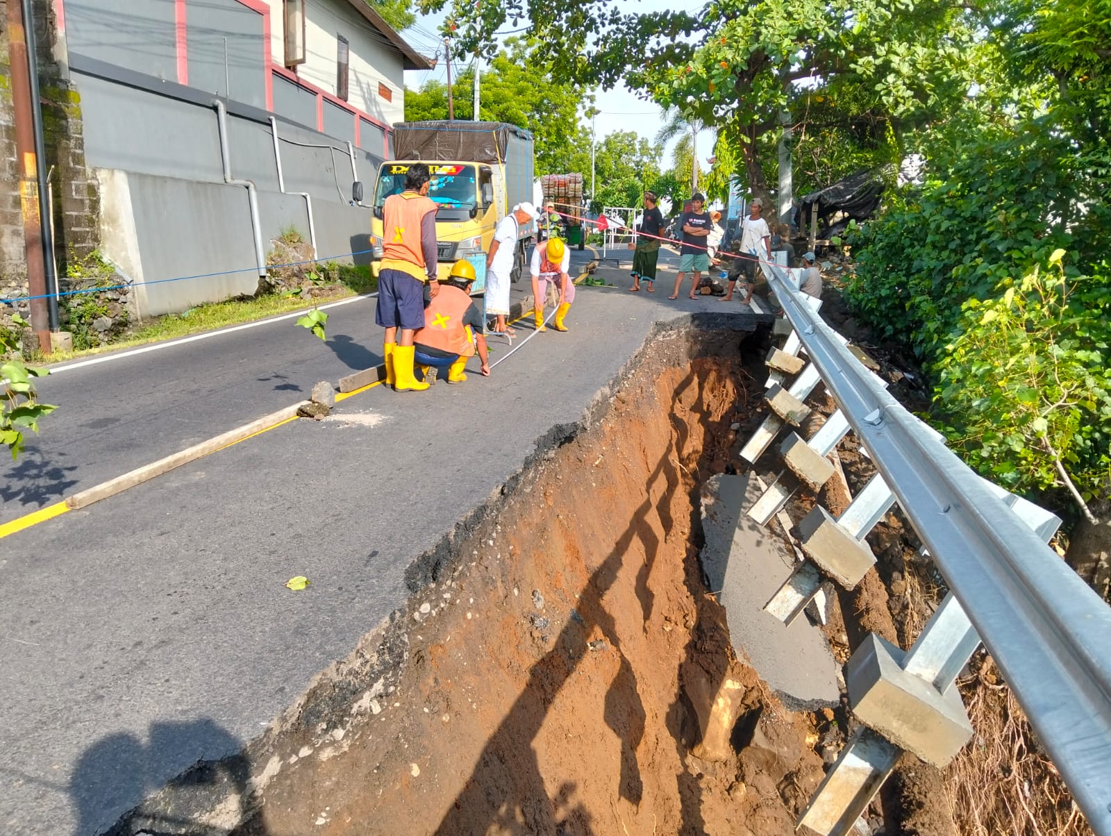 Jalan Jebol dan Pipa 10” Pecah di Jalan Air Sanih-Tejakula, Perumdam Tirta Hita Buleleng dan PU Provinsi Lakukan Tindakan Cepat
