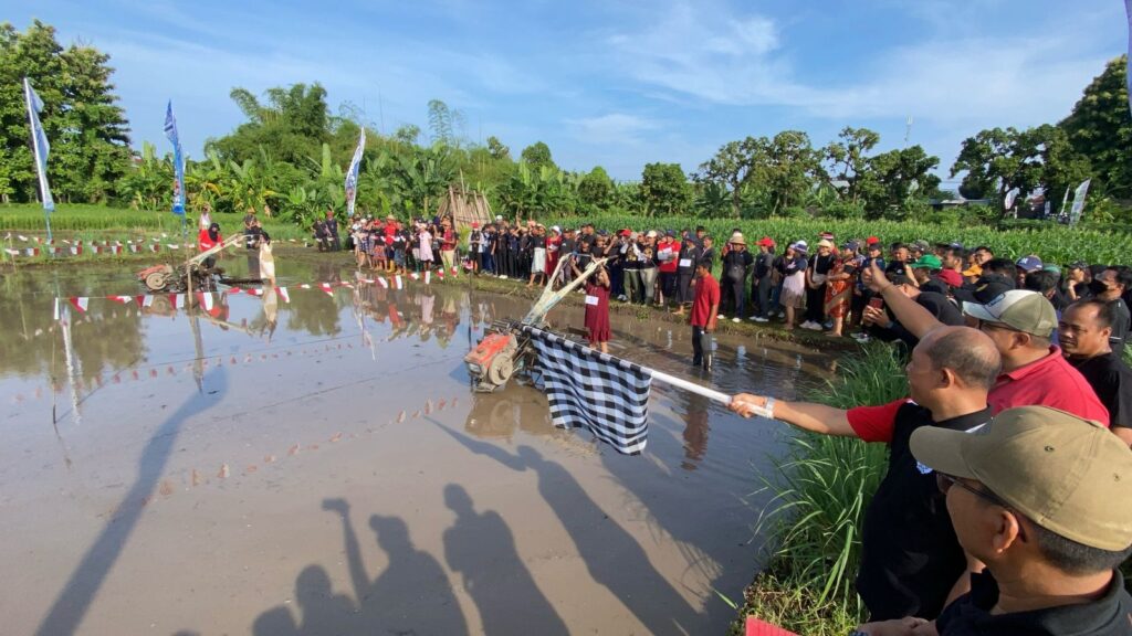 PERUMDA TIRTA HITA BULELENG HADIRI LOMBA OPERATOR ALSINTAN TRAKTOR RODA DUA