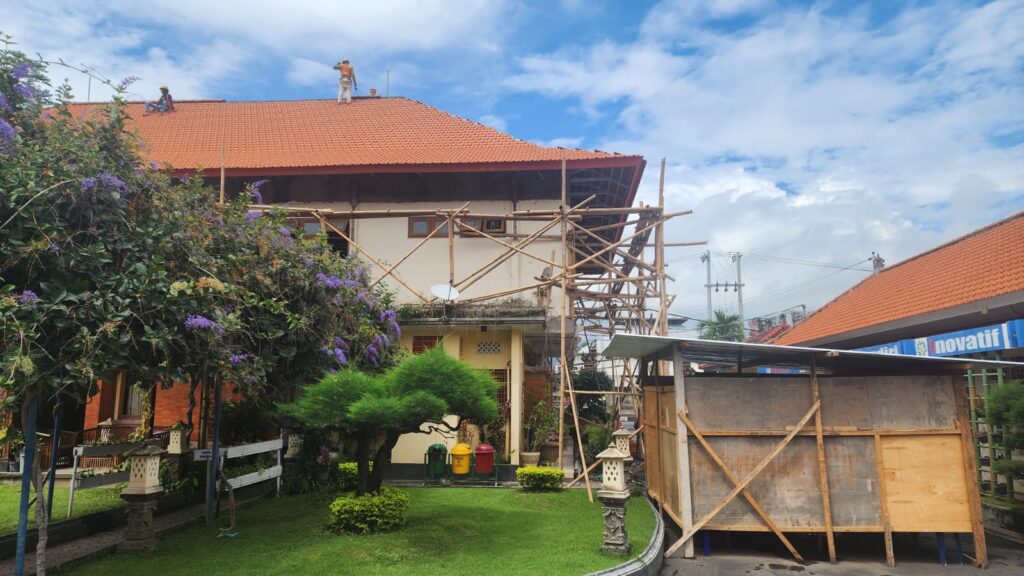 Rehabilitasi Atap Gedung Utama Kantor Pusat PERUMDA THB Capai 55,94%