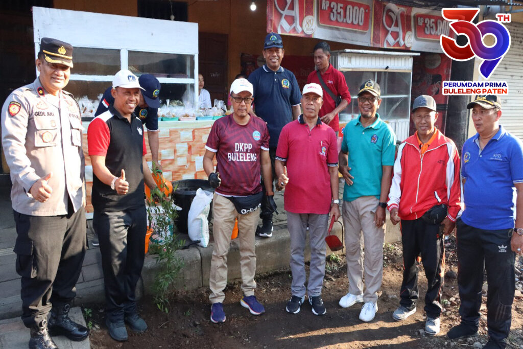 Perumda Air Minum Tirta Hita Buleleng Tanam 74 Pohon Pucuk Merah di Desa Anturan
