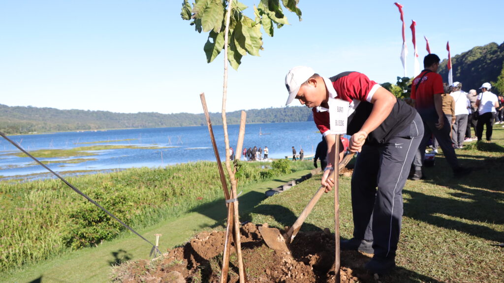 HLHS 2025 serukan Ending Plastic Pollution, Perumdam THB Dukung Aksi Bersih Lingkungan di Danau Buyan