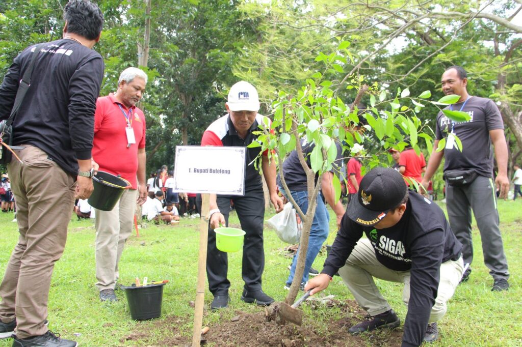 Bersinergi dengan Gerakan Bersih-Bersih Bali, Perumda THB Berpartisipasi Dalam Penanaman Pohon dan Penuangan Eco-Enzym di Bendungan Gerokgak