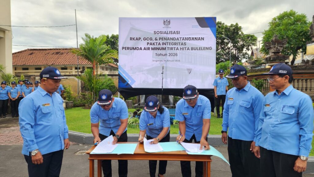 Perumda Tirta Hita Buleleng Gelar Upacara Bendera Yang Dikaitkan Dengan Pelepasan Purna Bakti, Sosialisasi RKAP-GCG, dan Penandatanganan Pakta Integritas