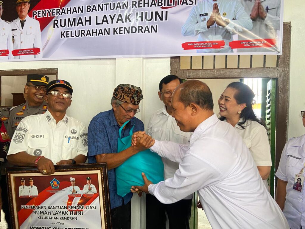 Bupati Buleleng Serahkan Rumah Layak Huni dan Paket Sembako kepada Warga Pemerlu Atensi Sosial di Kendran
