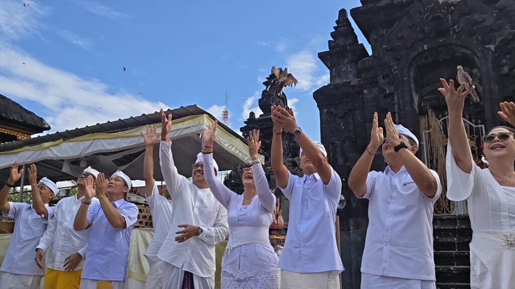 Persembahyangan Bersama dan Pelepasan Burung Serukan Harmoni Alam di Peringatan Tumpek Uye (Tumpek Kandang) Buleleng