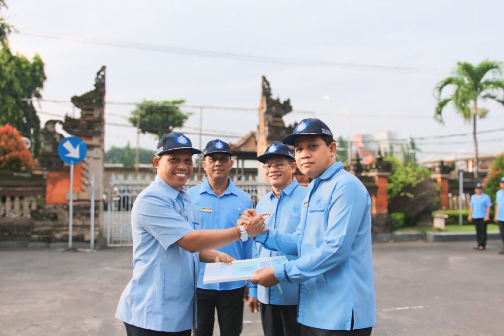 Upacara Apel Bendera dan Pelepasan Hardiyanto Budyo Purnomo dalam Purna Tugas setelah 35 Tahun Mengabdi