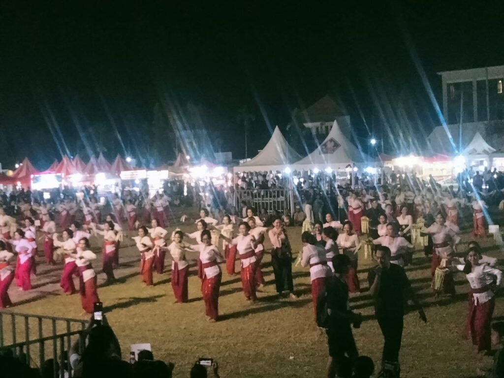Dukung Apresiasi Kesenian Seririt Raya (AKSARA III) Perumda THB Serahkan Dana CSR