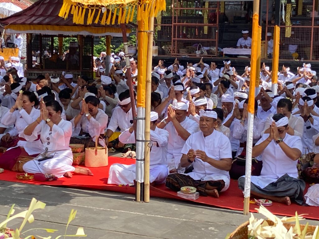 Muspayang Bhakti Pujawali Pura Segara Rupek Bersama Rombongan Pemkab Buleleng.