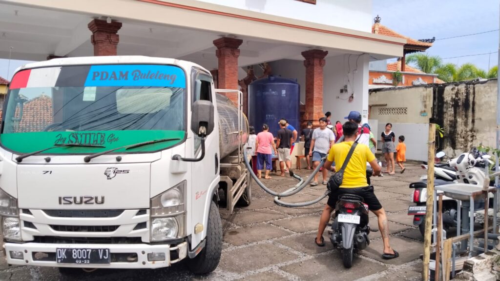 Perumda THB Salurkan Bantuan Air Bersih bagi Warga Terdampak Bencana di Desa Banjar