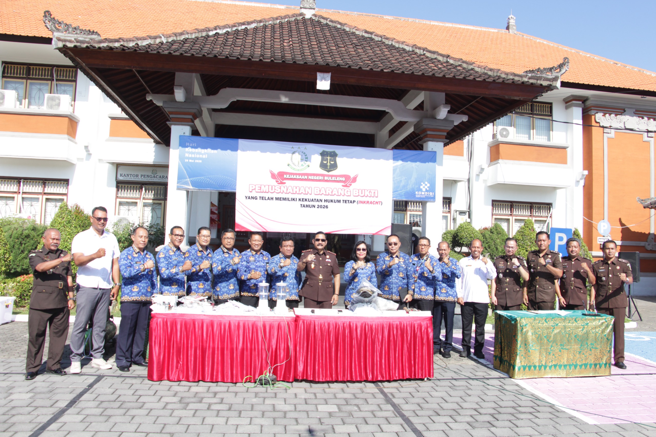 Dukung Penegakan Hukum, Perumda Air Minum Tirta Hita Buleleng Hadiri Pemusnahan Barang Bukti di Kejari Buleleng