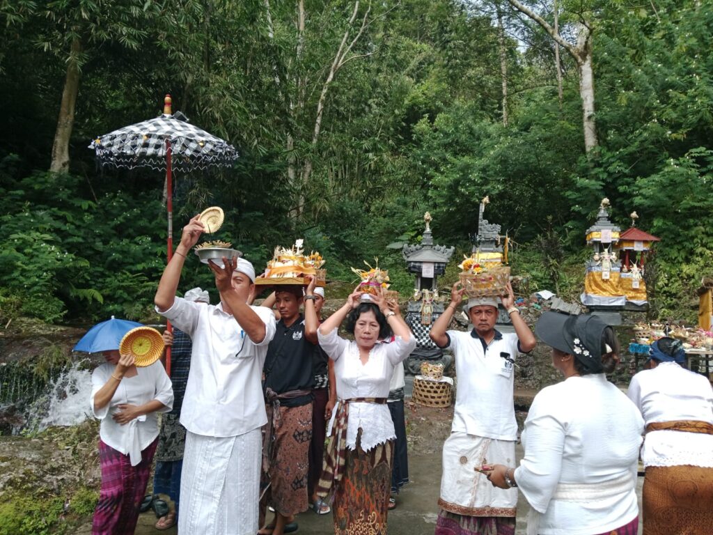 Upacara Melaspas Tiga Pelinggih di Sumber Air Pangkung Dalem, Simbol Pemulihan Pascabencana Alam