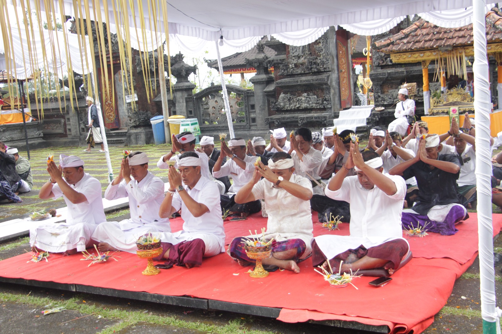 Perumda Tirta Hita Buleleng Laksanakan Muspayang Bhakti di Pura Ulun Danu Buyan