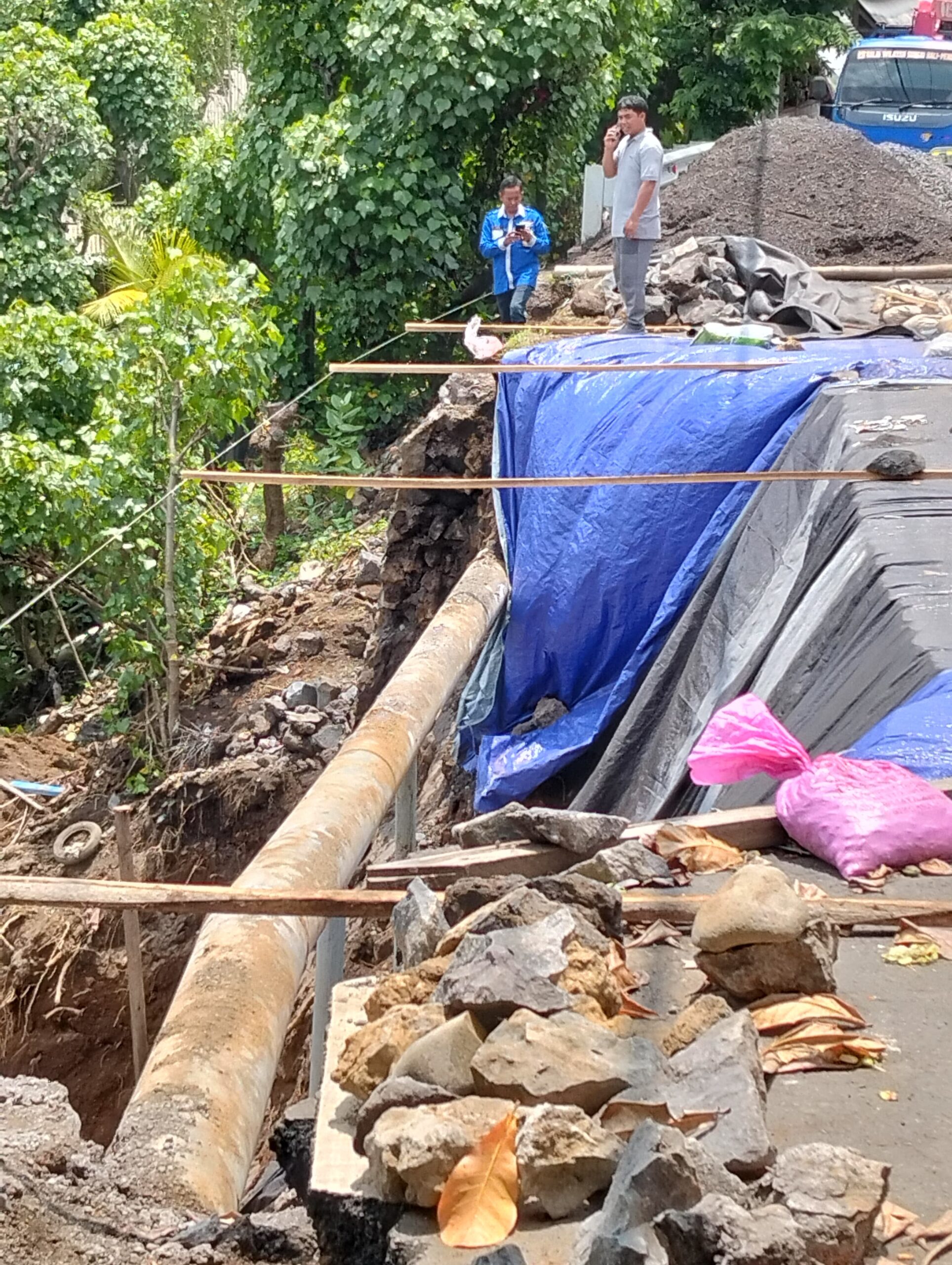 Perumda Air Minum Tirta Hita Buleleng Dampingi Pengawas Balai Jalan Tinjau Perbaikan Jalan Jebol di Air Sanih-Tejakula