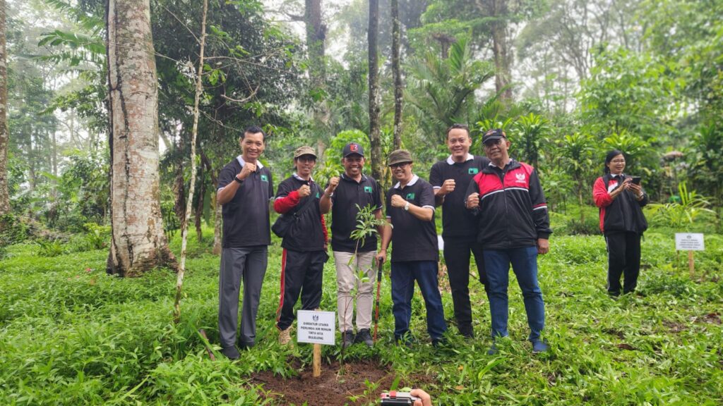 Perumda THB Jadi Tuan Rumah Kegiatan Penanaman Pohon PD Perpamsi Bali di Wanasrama Hutan Desa Wanagiri