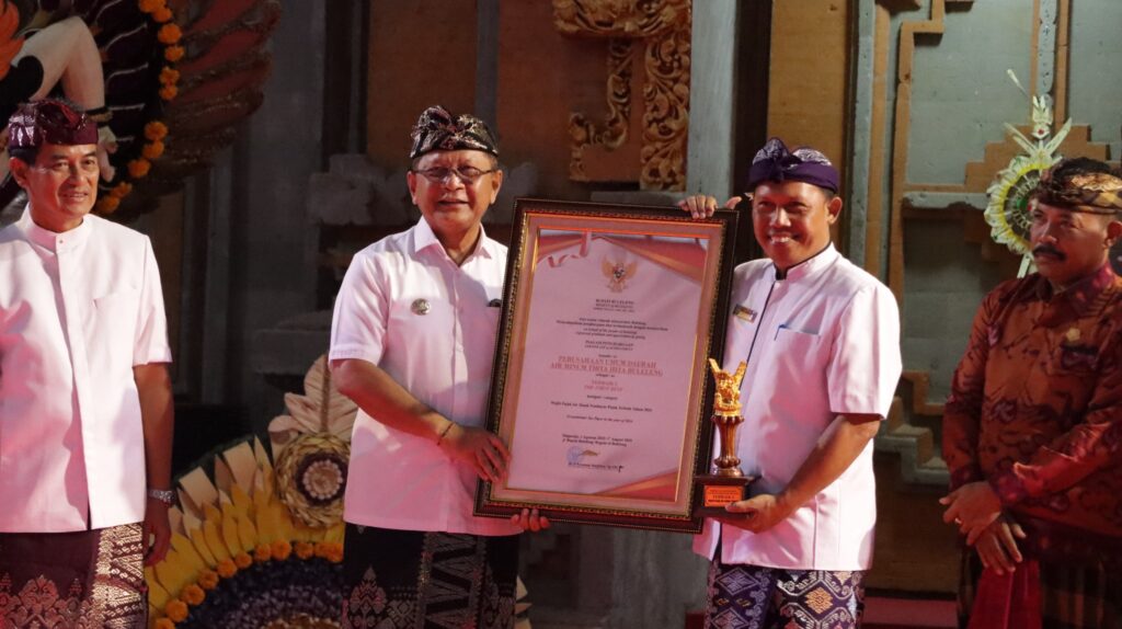 Refleksi Akhir Tahun dan Pajak Award 2025, Bupati Sutjidra Serahkan Penghargaan Wajib Pajak Air Tanah Terbaik I Kepada Perumda THB