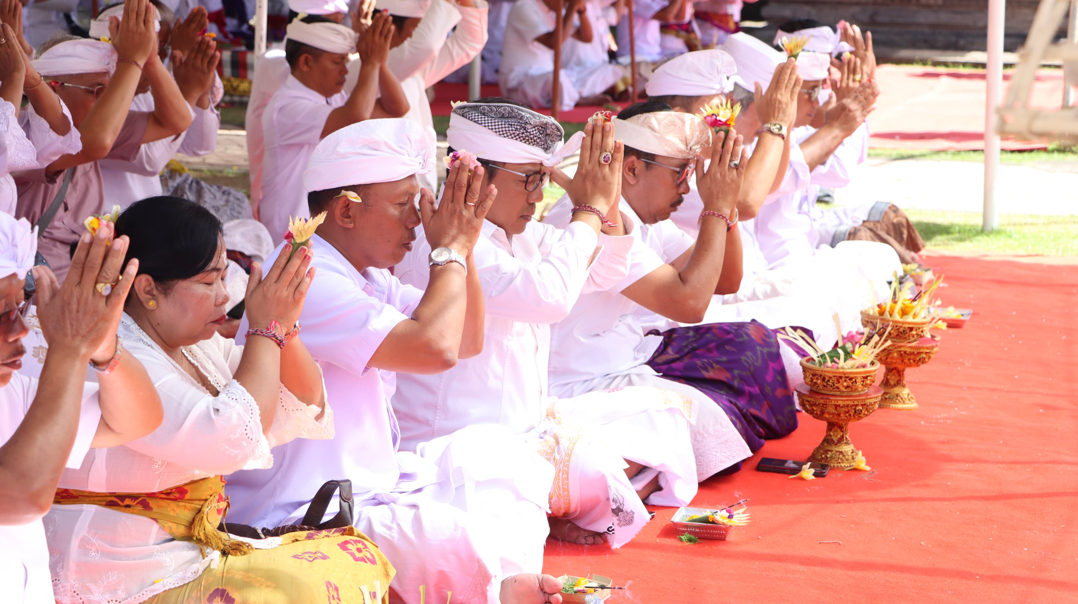 Wujud Bhakti, Perumdam THB Ngaturang Ayah pada Upacara Meprani di Pura Agung Jagatnatha