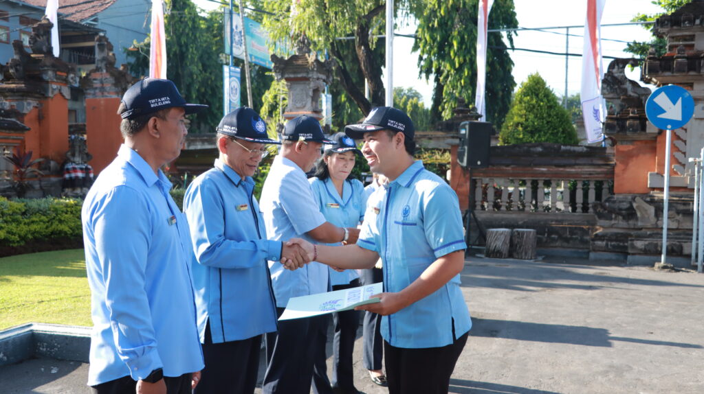 PERUMDA Tirta Hita Buleleng Gelar Upacara Bendera dan Penyerahan SK Kenaikan Pangkat serta Pengangkatan Pegawai Tetap.