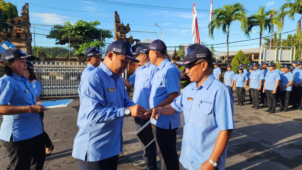 Upacara Bendera Bulan Juli Dirangkaikan dengan Pelepasan Pegawai Purna Tugas di Perumda THB