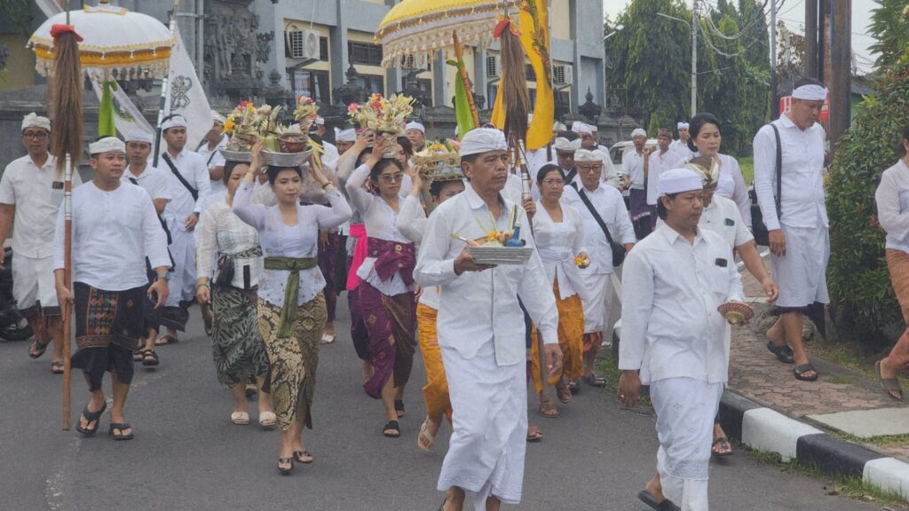 Sebagai Bentuk Sradha Bhakti, Perumda THB Laksanakan Piodalan Pura Swa Gina.